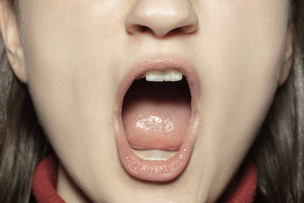 Lähikuva naisen suuhun luonnon alaston kiilto huulet meikki. Kosmetologia, hammaslääketiede ja kauneudenhoito, tunteet
 - Valokuva, kuva