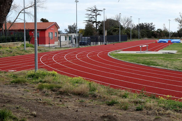 Napels, Campanië, Italië - 24 februari 2020: Atletiekbaan van de sportfaciliteit in Parco Virgiliano - Foto, afbeelding