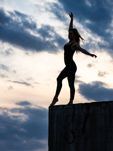 Bailarina joven sobre fondo de salida del sol al aire libre. Concepto de libertad y estilo de vida feliz
 - Foto, Imagen