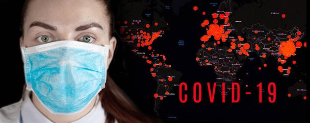 Karte zeigt, wo sich das Coronavirus ausgebreitet hat. Junges Mädchen in medizinischer Maske auf dunklem Hintergrund. Coronavirus-Epidemie, Wort COVID-19 auf globaler Landkarte. - Foto, Bild