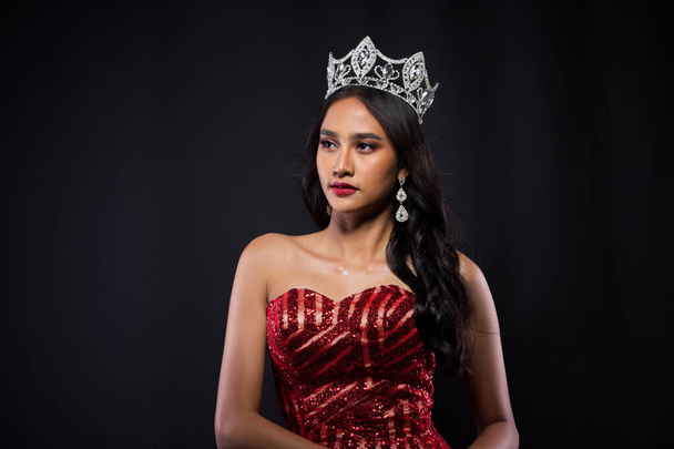 Πορτρέτο της Μις Διαγωνισμός Pageant στην ασιατική γυναίκα Κόκκινο βράδυ Ball φόρεμα φόρεμα με Diamond Crown Sash, μόδα συνθέτουν τα μάτια πρόσωπο αγάπη στυλ μαλλιών, στούντιο φωτισμού σκοτεινό φόντο απομονωμένο αντίγραφο χώρο - Φωτογραφία, εικόνα