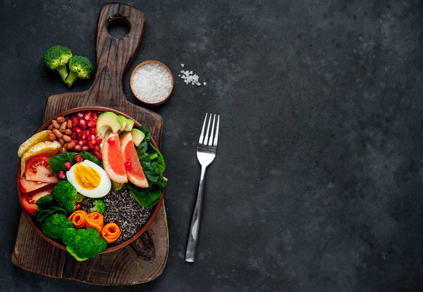 bol de légumes frais et jus avec légumes verts, fruits et céréales sur planche de bois sur fond de table rustique
 - Photo, image
