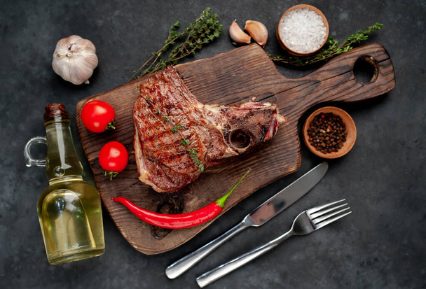 Grill Ribeye Fleisch Steak auf braunem Holzbrett auf rustikalem Tischhintergrund - Foto, Bild