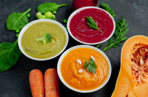 sopas de crema vegetariana fresca cuencos de calabaza, zanahorias y brócoli sobre fondo de mesa rústico
 - Foto, Imagen
