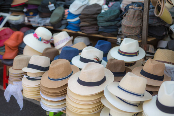 Group of Panama kalap krém színű kijelző állvány. - Fotó, kép