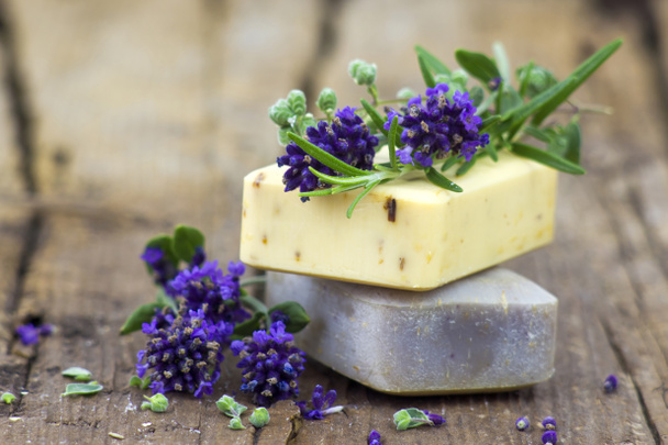 bars van lavendel en natuurlijke zeep - Foto, afbeelding