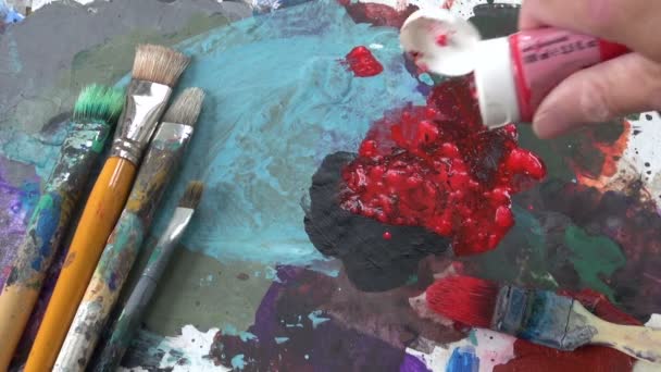 Festő paletta vörös festék és ecset - Felvétel, videó
