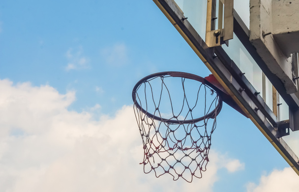 Basketball hoop with blue sky background - Zdjęcie, obraz