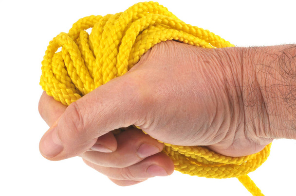 Cuerda amarilla en la mano de cerca sobre fondo blanco
  - Foto, imagen