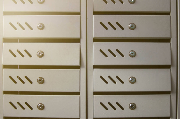 γραμματοκιβώτια σε κοντινό κτίριο διαμερισμάτων - Φωτογραφία, εικόνα