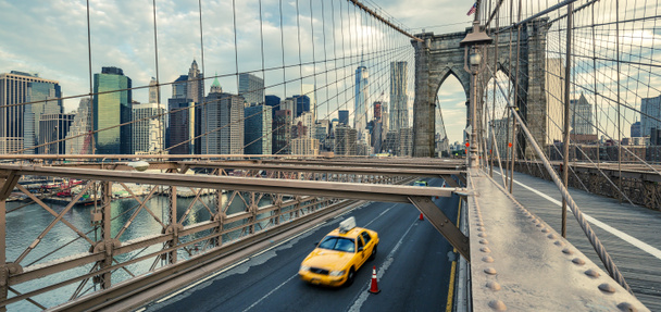 Ταξί στη γέφυρα του Μπρούκλιν, Νέα Υόρκη, ΗΠΑ - Φωτογραφία, εικόνα
