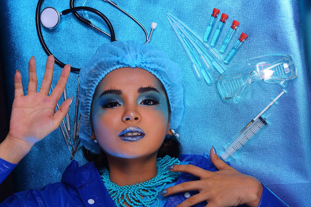 Creative Plastic Surgery on Blue Tone Fashion Patient Γυναικείο μοντέλο με εργαλεία ιατρικού εξοπλισμού, χώρο φωτοαντιγραφής στούντιο - Φωτογραφία, εικόνα