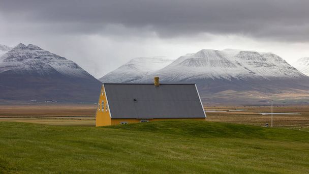 House on grassland in Iceland  - Foto, afbeelding
