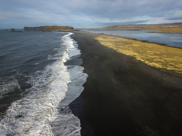 Smashing waves of Reynisfjara Beach, Iceland  - 写真・画像