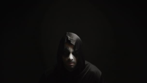 Молодой человек со страшным макияжем, одетый как мрачный жнец
 - Кадры, видео