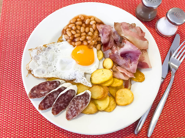 Бекон, квасоля, смажене яйце, ковбаса, картопля, англійський сніданок. Studio Photo - Фото, зображення