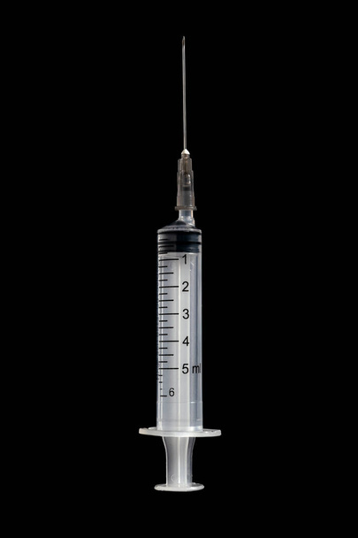 Medizinische Spritze isoliert auf schwarzem Hintergrund. Injektionswerkzeug - Foto, Bild