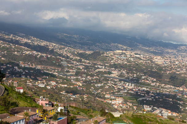 Portekiz, Madeira Adası 'ndaki Cabo Girao' dan Avrupa 'nın en yüksek uçurumuna bakın. - Fotoğraf, Görsel