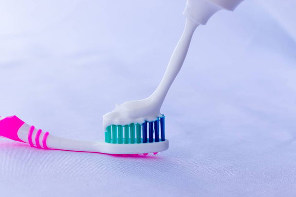 cepillo de dientes multicolor con pasta de dientes blanca
 - Foto, Imagen