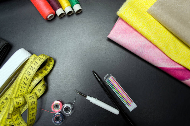 Швейна машина, швейні інструменти, голки для тканинних ниток
 - Фото, зображення