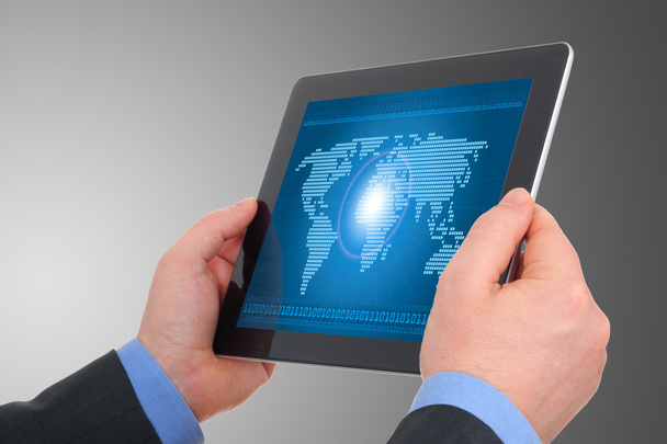 digitális világ fogalmát a tabletta, a kezek üzletember - Fotó, kép