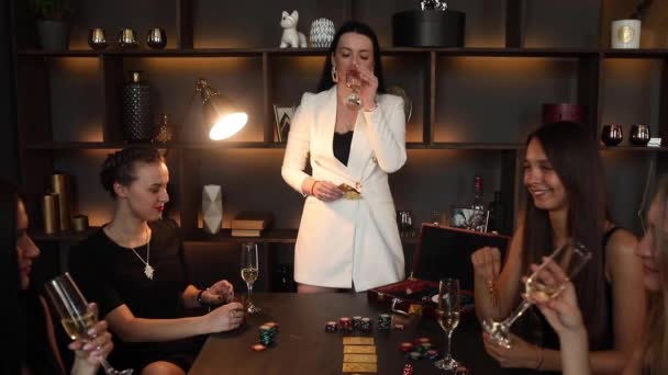 Belle giovani donne sedute e giocare a poker
 - Filmati, video