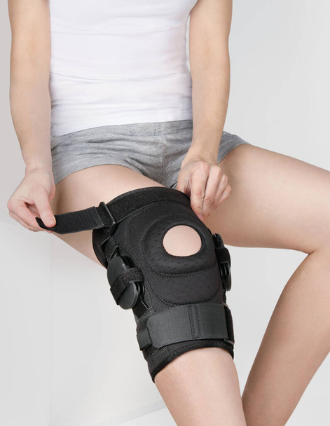 Knee Support Brace on leg isolated on white background. Orthopedic Anatomic Orthosis. Braces for knee fixation, injuries and pain. Orthotics. Foot orthosis. Knee Joint Bandage Sleeve. Elastic Sports - Foto, Imagem