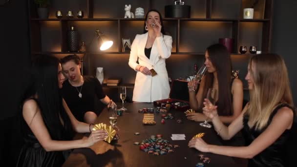 Όμορφες νεαρές γυναίκες που κάθονται και παίζουν πόκερ - Πλάνα, βίντεο