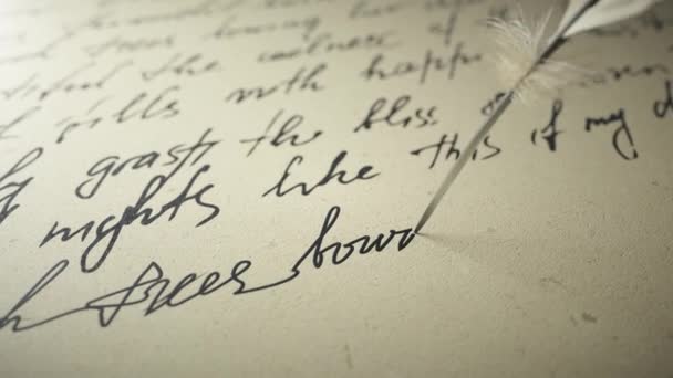 pero s inkoustem píše poezii na starý papír - Záběry, video