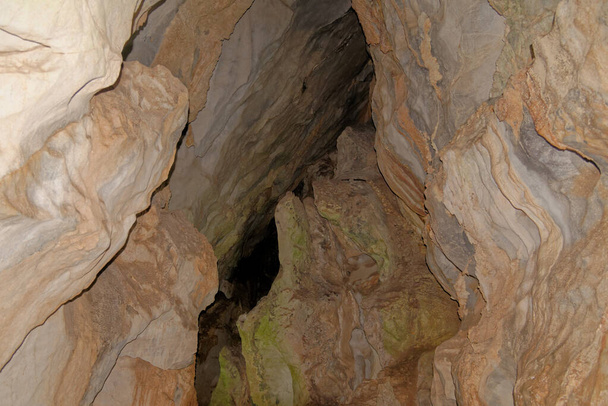 Cueva del Indio. Indische grot - Vinales - Cuba. De Guanajatabey Amerindianen, een inheemse groep uit de regio, gebruikten de grot ooit als schuilplaats.. - Foto, afbeelding