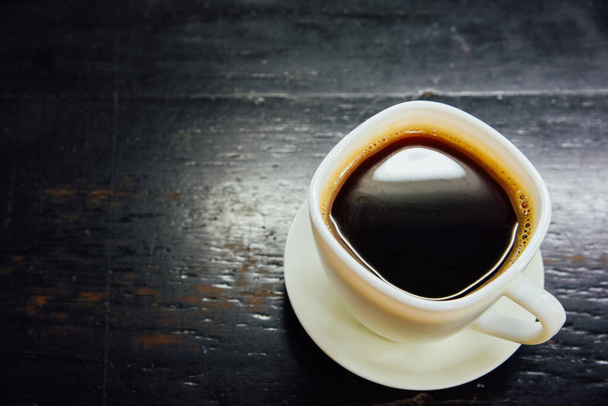 Espresso ve sklenici na černém dřevěném stole, Pohled shora - Fotografie, Obrázek