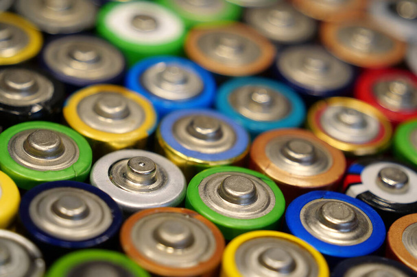 Wiele kolorowych baterii używanych - Zdjęcie, obraz