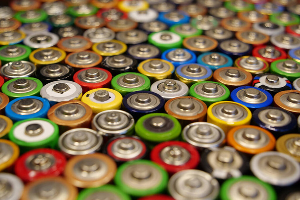 Mucha batería usada multicolor
 - Foto, imagen