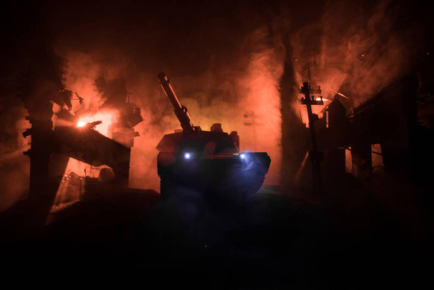 Oorlogsconcept. Militaire silhouetten vechtscène op oorlog mist lucht achtergrond, Wereldoorlog Soldaten Silhouet Onder bewolkt Skyline 's Nachts. Strijd in verwoeste stad. Selectieve focus - Foto, afbeelding