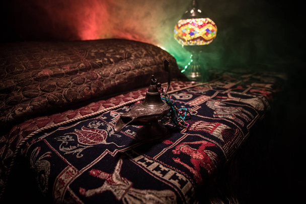 Antico Aladdin arabo notti genie stile lampada ad olio con luce soffusa fumo bianco, sfondo scuro. Lampada dei desideri concetto - Foto, immagini
