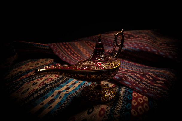 Antieke Aladdin Arabische nachten geest stijl olielamp met zacht licht witte rook, donkere achtergrond. Lamp van de wensen concept - Foto, afbeelding
