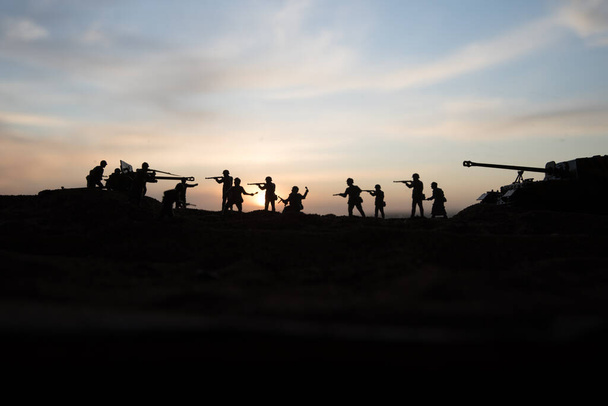 Kriegskonzept. Militärische Silhouetten Kampfszene auf Kriegsnebel Himmel Hintergrund, Weltkriegssoldaten Silhouette unter bewölkten Skyline Sonnenuntergang. Selektiver Fokus - Foto, Bild