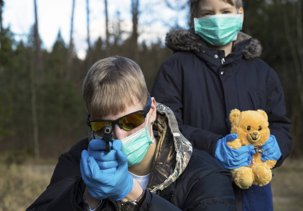 Adolescentes en máscara médica estéril protectora. Contaminación del aire, virus, concepto de coronavirus pandémico chino
.  - Foto, Imagen