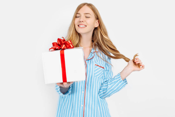 Beautiful girl in pajamas, with a gift in her hands , on Valentine's day, or mother's day - Foto, Imagem