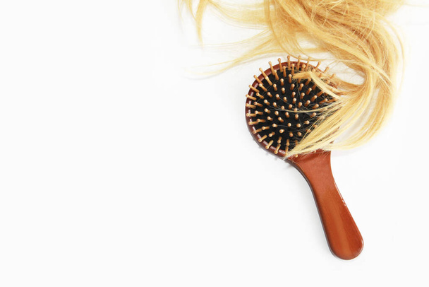 schneiden Blondine wirren gelben Haaren und Massage hölzernen Kamm - Foto, Bild