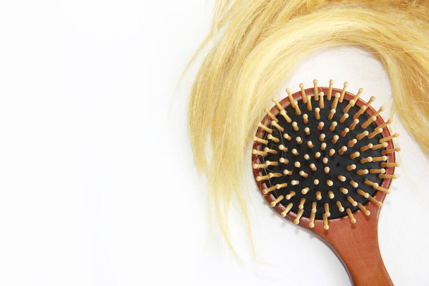 вырезать блондинку запутанные желтые волосы и массаж деревянные расческу
 - Фото, изображение