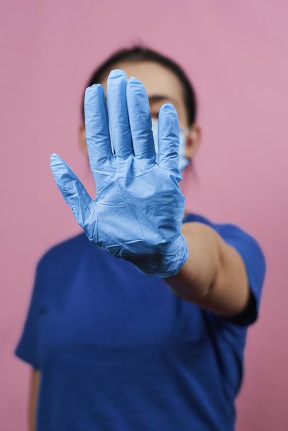 Γυναίκα δείχνει στοπ χέρι-χειρονομία. Σταμάτα τον κορωνοϊό. Στοπ με το χέρι. Σταμάτα να διαδίδεις το Covid-19 ή το Coronavirus. Ώρα να μείνετε σπίτι κατά τη διάρκεια της εξάπλωσης του ιού - Φωτογραφία, εικόνα