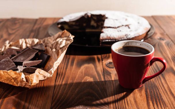 Kávé csokoládéval és tortával desszert egy fa asztalon. - Fotó, kép