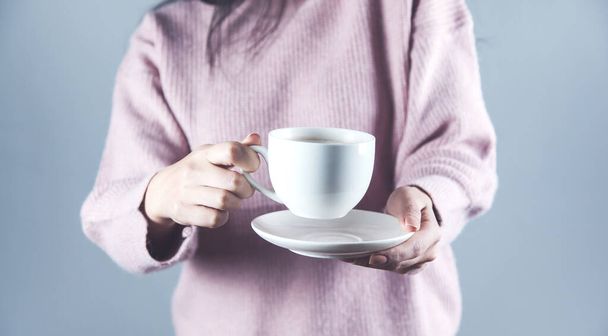 woman hand holding cup of tea or coffee - Фото, изображение