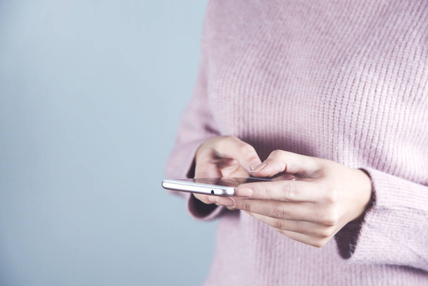 woman hand phone with touching in screen - Фото, зображення