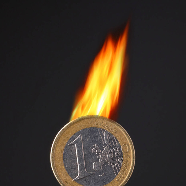 bruciare monete in euro su sfondo nero
 - Foto, immagini