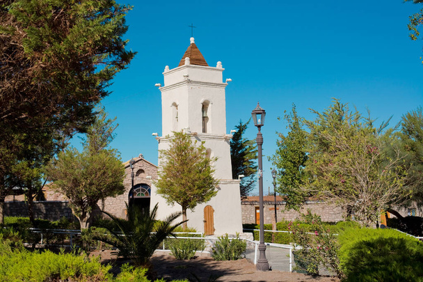 Torre della chiesa di San Lucas costruita nel 1740 nella piazza principale del villaggio chiamato Toconao in un'oasi al Salar de Atacama, deserto di Atacama, regione di Antofagasta, Cile
. - Foto, immagini