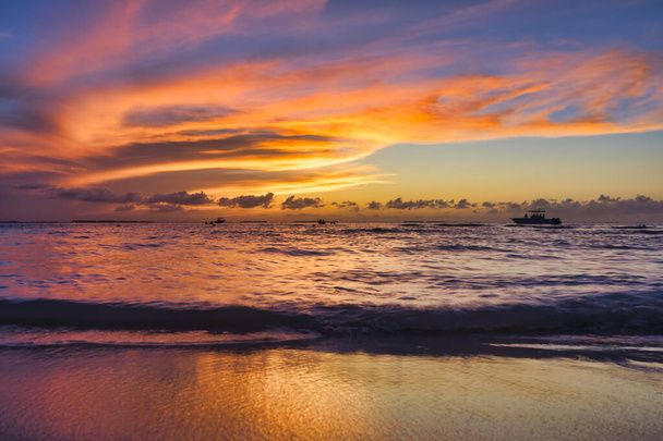 Le paysage de plage île tropicale, coucher de soleil. Beau coucher de soleil sur la mer sur la plage de sable blanc sur une île des Caraïbes Mujeres Mexique
 - Photo, image