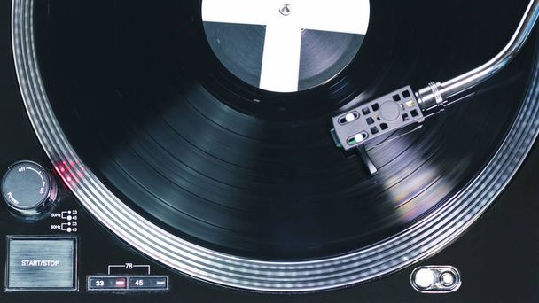 Close-up van moderne draaitafel vinyl platenspeler met muziekplaat. Naald op een vinylplaat. Concept van geluidstechnologie audioapparatuur - Foto, afbeelding