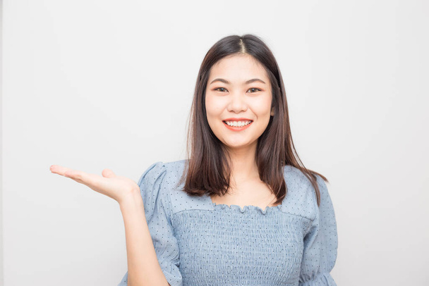 Bonita sorridente asiático mulheres mostrar bem-vindo mão gesto no fundo branco
 - Foto, Imagem